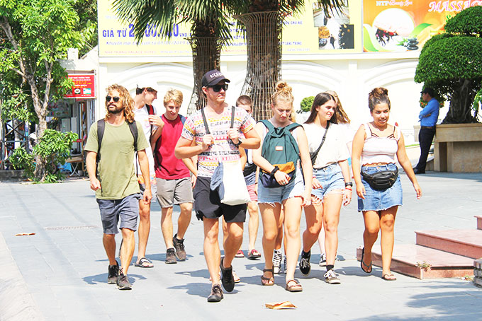 Khách quốc tế dạo phố ở Nha Trang